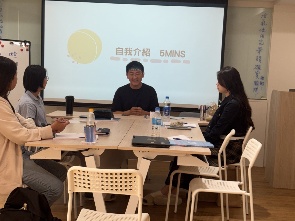 上課花絮實拍:全班圍桌上課,投影幕顯示課程進行中